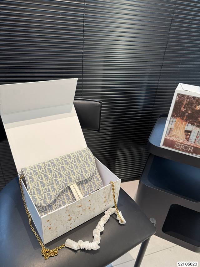 配飞机盒折叠盒 迪奥25秋季，这次的浅牛仔蓝好美 来自雕的25秋季系列，这季包型都比较日常百搭也足够经典。