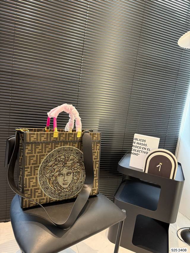 芬迪范思哲联名，老牌时装屋的革新，将两个品牌中具有代表性的经典元素融合在一起，看来老牌时装屋也要融入年轻人的时代啦！尺寸36 32 货号2408