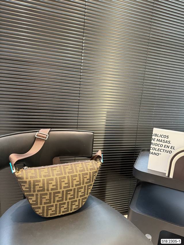 芬迪 月牙包 Fendi 复古优雅 满满的高级感 大小适中 容量感人 休闲正装皆可轻松驾驭 尺寸：32 18 货号2305-1