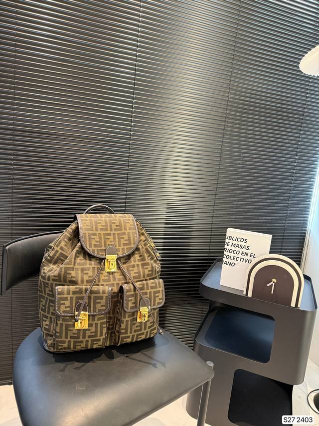 可爱与时尚并存的芬迪双肩老花书包 芬迪Fendi的经典之作 老花搭配金扣真的好看~双口袋抽带翻盖，更绝的是 旁边有个拉链直接拉开取东西很方便，懒人必备出门直接一