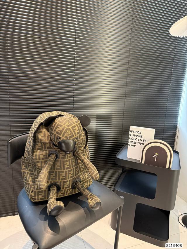 芬迪小熊双肩背包 ，手提 单肩 双肩 多用背包 新款，超大容量 高品质 ，独家定制 ，人手必备 说走就走 尺寸 30 40 货号9108