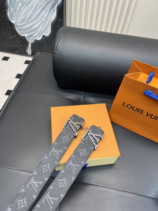 升级版 Lv！ ！高版本 腰带 嘿哈 原单牛皮皮带～热门款 皮带里面最火的啦～质量很好 全套包装！五金绝对不褪色 皮带头和专柜一样的哦～ 配礼盒手提袋发票