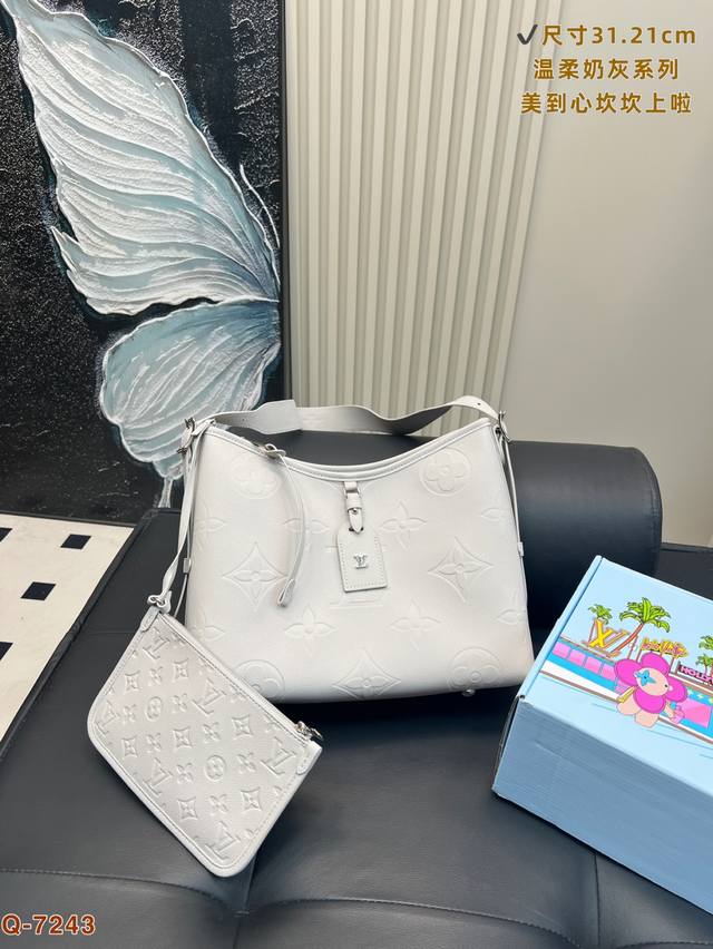 配全套礼盒 Lvcarryall 压花托特包 温柔奶奶灰系列质感很高级 容量超级大也很耐用 日常出街背它回头率百分百就是这种随性慵懒感 尺寸31.21Cm