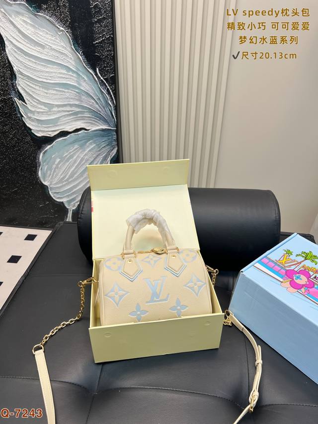 配全套礼盒!尺寸20.13 Lvspeedy 20枕头包梦幻水蓝系列高级浮雕压花渐变色性价比之王这是一款超赞的包型,灵感来自于恶搞 Lv的街头品牌,曾经的曾经, 配全套礼盒!尺寸20.13 Lvspeedy 20枕头包梦幻水蓝系列高级浮雕压花渐变色性价比之王这是一款超赞的包型,灵感来自于恶搞 Lv的街头品牌,曾经的曾经,