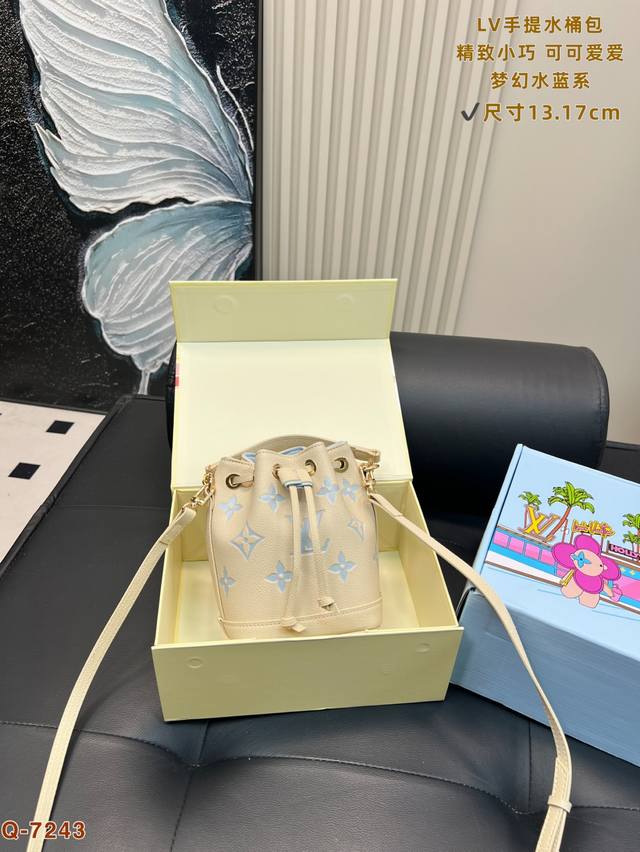 配全套礼盒!尺寸13.17 Lv Nano Mini 水桶包 梦幻水蓝系列高级浮雕压花渐变色性价比之王这是一款超赞的包型,灵感来自于恶搞 Lv的街头品牌,曾经的 配全套礼盒!尺寸13.17 Lv Nano Mini 水桶包 梦幻水蓝系列高级浮雕压花渐变色性价比之王这是一款超赞的包型,灵感来自于恶搞 Lv的街头品牌,曾经的