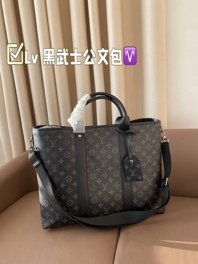 原单高品尺寸43.33 Lv 黑武士公文包 百搭到没朋友 就是酷 时尚感超强 辦识度很高 方方正正很能装,上身也帅气 原单高品尺寸43.33 Lv 黑武士公文包 百搭到没朋友 就是酷 时尚感超强 辦识度很高 方方正正很能装,上身也帅气