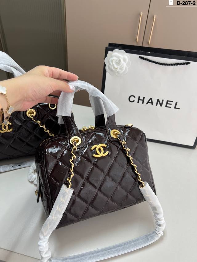 小 牛皮 Chanel 25C 香奈儿枕头早春新款，精致小巧的手提小包拎在手上气质满满的名媛风 D-287-2尺寸21×15 31×16折叠盒