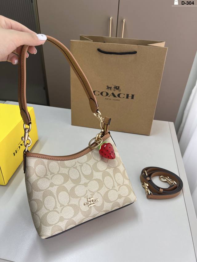 配草莓挂件 蔻驰Coach流浪包 满满的设计感 超级高级的时尚单品 D-304尺寸19×14配盒