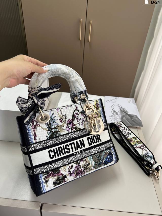 Dior迪奥刺绣戴妃包