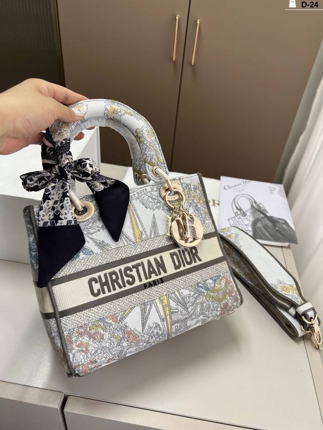Dior迪奥刺绣戴妃包 优雅大气 这份质感 小仙女们值得拥有 D-24尺寸25×20折叠盒