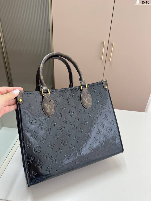 Lv路易威登漆皮托特包 作为经典款之一，它是有绝对的优势 D-10尺寸32×27