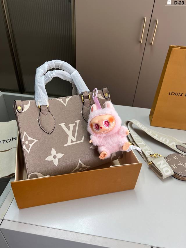 挂件颜色随机 Lv Onthego Bb丛林托特包 路易威登Lv 老花 Logo Onthego 作为经典款之一，它是有绝对的优势 D-23尺寸25×20折叠盒