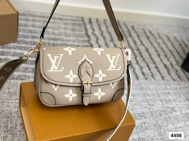 配折叠盒子 Lv法棍包 上身简单又舒服 源自中古包 Sologne 的改良版 整体保留了简洁的包身造型 一根肩带升级成了两根肩带 可以单肩腋下，也可以长肩带斜挎