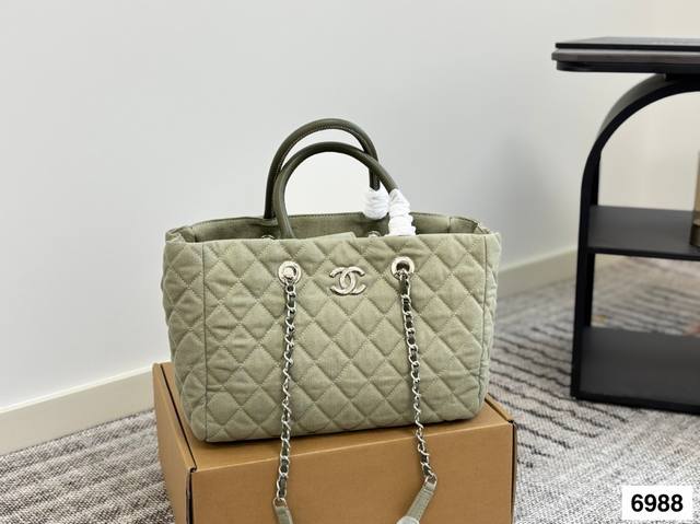 香奈儿牛仔垃圾袋 经典的牛仔搭配做旧的风格,看上去好有质感!看一眼就喜欢,随意感才是香奈儿托特的特点哦!尺寸:30 22 香奈儿牛仔垃圾袋 经典的牛仔搭配做旧的风格,看上去好有质感!看一眼就喜欢,随意感才是香奈儿托特的特点哦!尺寸:30 22