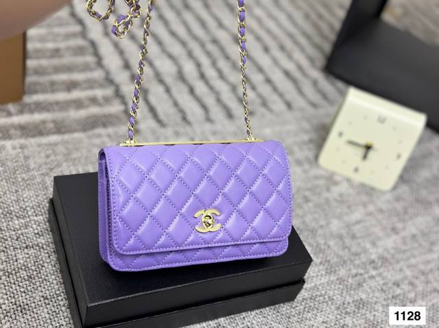 折叠礼盒 Chanel 香奈儿新款发财包 入门级小挎包 香奈儿Woc新款发财包 可斜挎单肩 链条可收入包内作为手包使用 上身后超显大气， 别看小小的 这个很能装