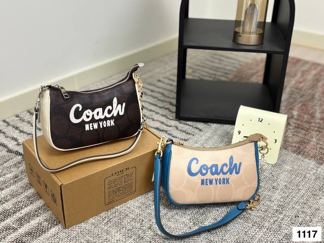 Coach蔻驰最热的腋下包上身来了 Teri系列最热腋下包 大麻将包的升级款，浅色特别好配衣服 整个就是气质和时尚的化身～不压个子而且好看 配色很潮，大小刚好挺