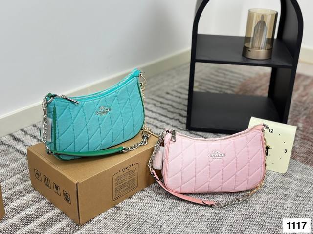 Coach蔻驰最热的腋下包上身来了 Teri系列最热腋下包 大麻将包的升级款，浅色特别好配衣服 整个就是气质和时尚的化身～不压个子而且好看 配色很潮，大小刚好挺