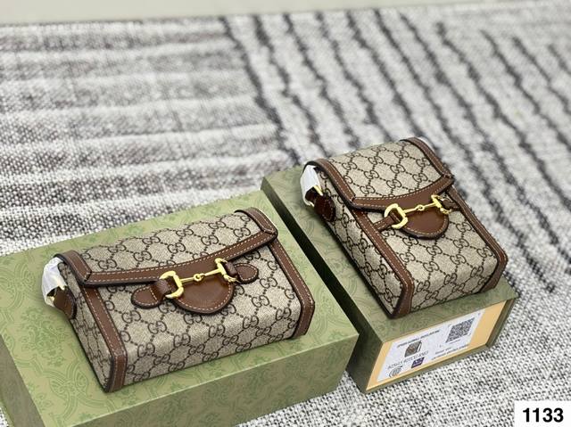 Gucci 1955新款老花手机包 Gucci新出的这款手机包，首先我觉得在大牌包里，可称为性价比之王，价格P不错，容量感人，手机、充电宝、耳机、钥匙、口红统统