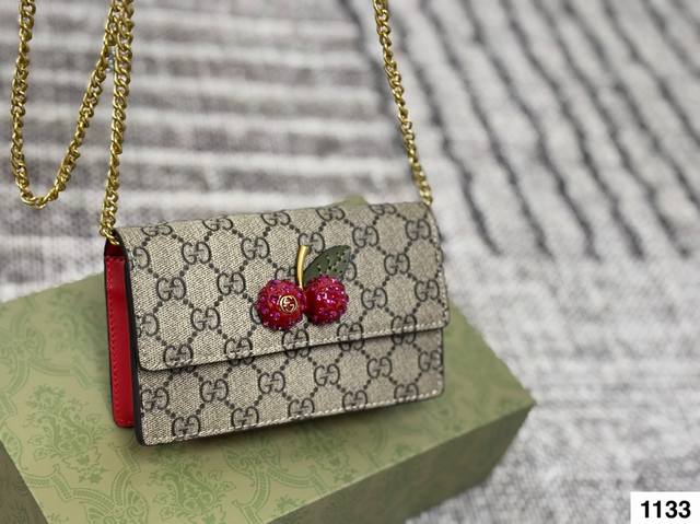 每年夏天都特别火的小樱桃 Gg樱桃链条包 可爱又小巧 尺寸17.10 折叠