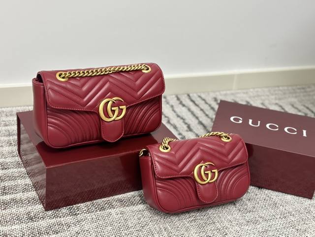 Gg Marmont 链条包 系列链带肩背包采用颇具结构感的柔软造型和超大号翻盖封口，配以双 G 金属配件。可滑动链条肩带有多种背法，可在肩背和手提之间自由转换