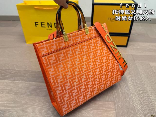 芬迪 Fendi托特包 颜值 容量都非常的可 又潮又酷 潮酷时尚女孩必入款 适合日常 通勤 出街 尺寸 35 31