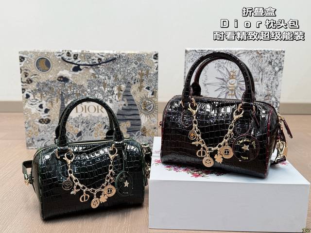 折叠盒 迪奥Dior新款枕头包 耐看精致并超级能装 容量也很可日常出街必备 尺寸21 14