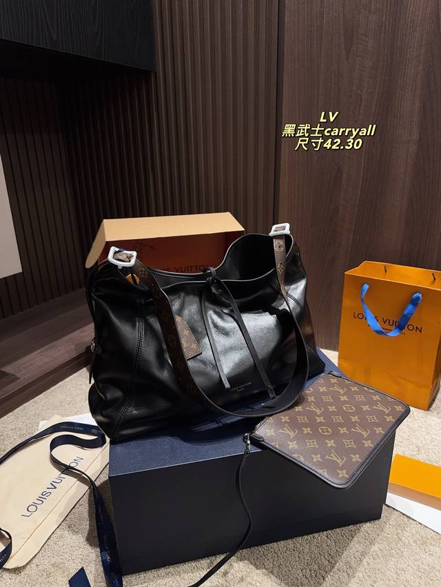 全套包装尺寸42.30 Lv 黑武士 Carryall大号 男生也能背的全新Carryall 男生背也超好看特别是这种随性的一个风格加上羊皮的一个光滑柔软的质感