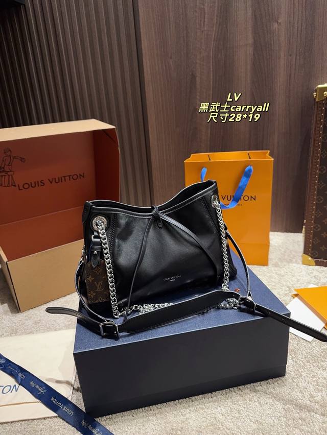 全套包装尺寸28.19 Lv 黑武士 Carryall小号 男生也能背的全新Carryall 男生背也超好看特别是这种随性的一个风格加上羊皮的一个光滑柔软的质感