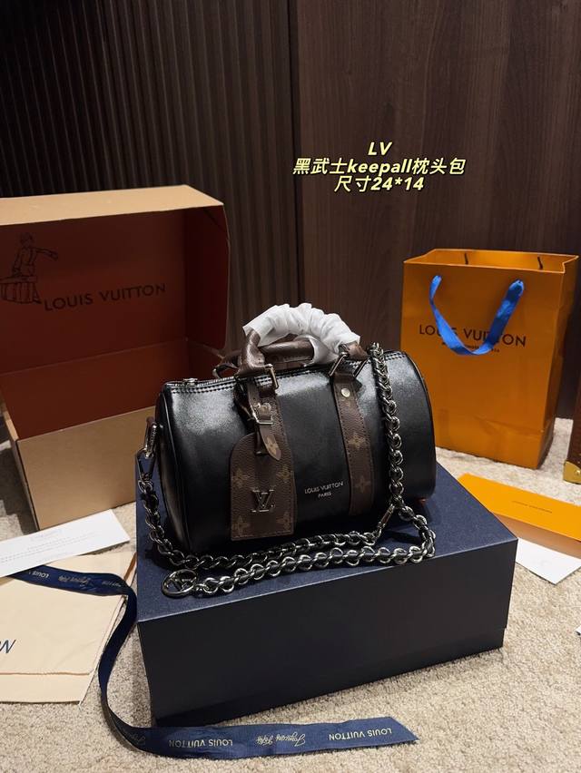 全套包装尺寸24.14 Lv 黑武士 Keepall枕头包 黑色暗纹Logo超级耐看 全皮质感气质拉满 大气，休闲百搭，也是我入手主要原因，搭配小羊皮软嫩软嫩的