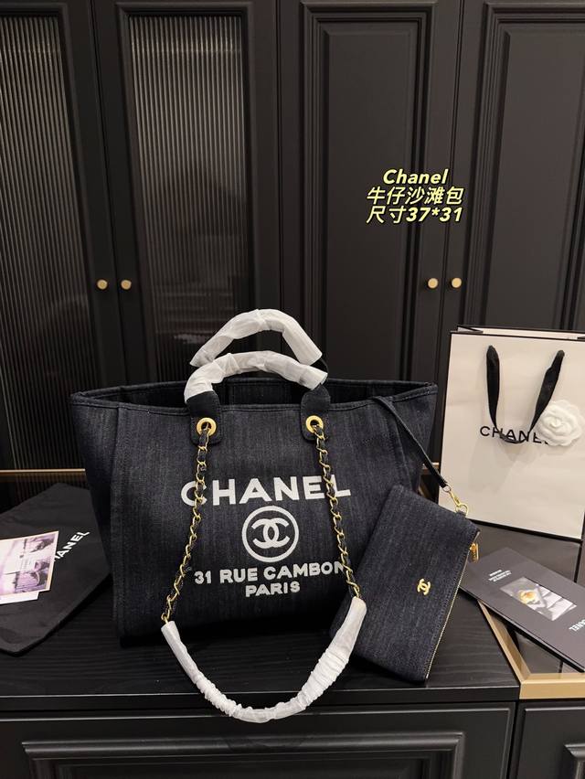 尺寸37.31 香奈儿 牛仔沙滩包 Chanel 藏蓝 大容量，日常短期出行背上这一个就足够了 慵懒风满满，上身上镜都非常好看 颜色复古又高级 人手必备款