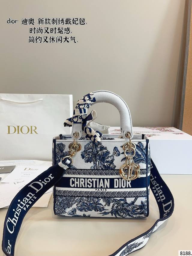 配礼盒. 迪奥Dior 戴妃包 顶级原单 质感爆棚的美 上身真的太太太有质感啦 日常逛街不要太吸晴尺寸：23*11*19Cm