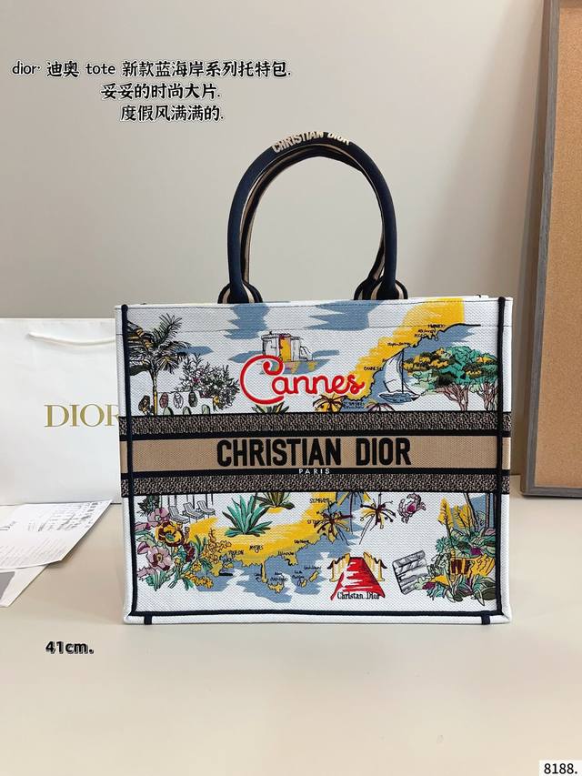 配礼盒. Dior 原版布提花 Dior Book Tote今年最喜欢的一款购物袋 Tote我用的次数最多的包 迪奥因为容量超级大 不管什么东西都向里面放 当然