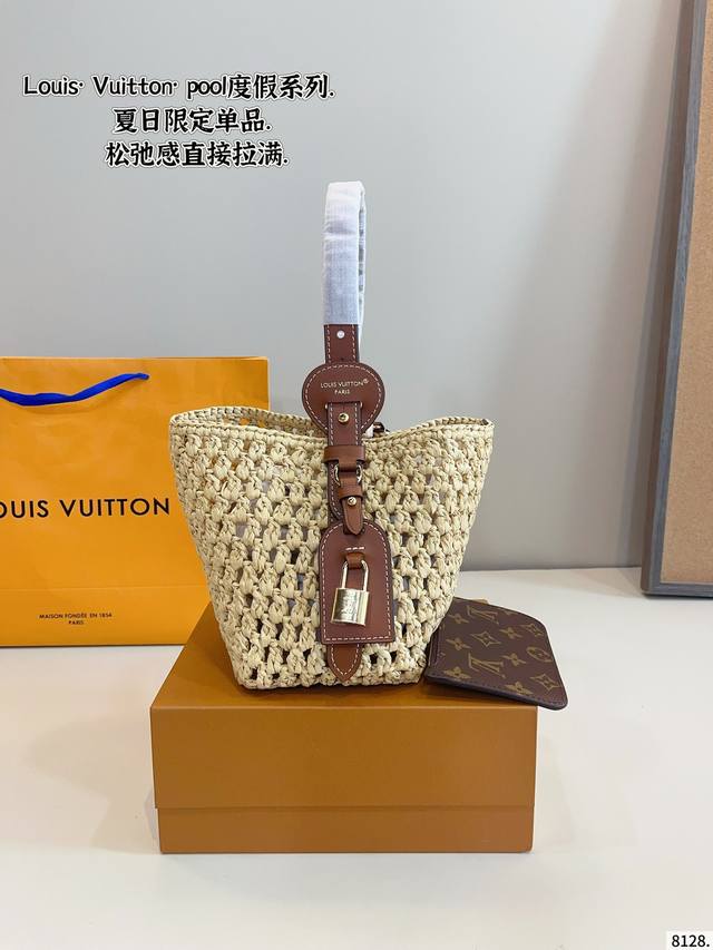配礼盒. Lv 编织All 水桶包. 拉菲草 Lv Noe Purse 手袋 本款 Noe Purse 手袋为钩编拉菲草搭配皮革饰边 以源自 Noe 手袋的抽绳