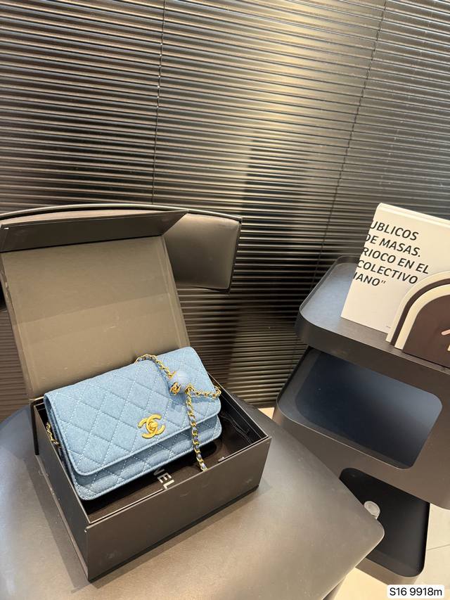 配折叠盒子 香奈儿牛仔金球发财包 女人总是被这种小细节拿捏一 可以斜挎单肩流浪背 精致可爱 又有点Leboy的休闲随性 链条任意调 巨百搭 注定是一只越用越爱