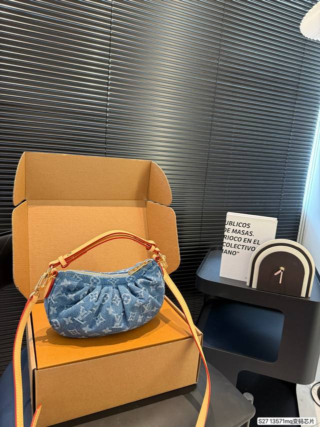 配飞机盒折叠盒子 Lv 牛仔腋下包 全钢五金 变码芯片 可单肩可斜挎 真的好随性,布料柔软随意,更好搭。 颜色也没有那么刻意,非常自然的水洗牛仔,真的是一眼爱上 配飞机盒折叠盒子 Lv 牛仔腋下包 全钢五金 变码芯片 可单肩可斜挎 真的好随性,布料柔软随意,更好搭。 颜色也没有那么刻意,非常自然的水洗牛仔,真的是一眼爱上