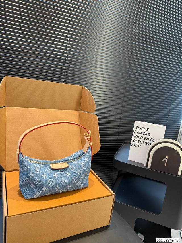 配飞机盒折叠盒子 Lv 新款牛仔饭盒包 跟上这波风潮 太可爱了啊啊 复古才是真正上头的！ Lv 新款 饭盒包！ 尺寸：19 11 货号82949