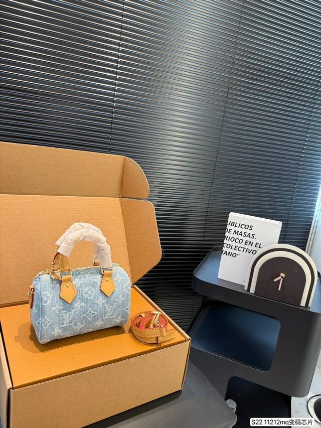 配飞机盒折叠盒子 Lv牛仔枕头包 春夏秀款系列，这次Lv的款太可了，男女都可以背的款 ，酷酷帅帅可可爱爱～尺寸：16 10 货号11212