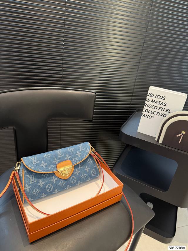 配盒子 Lv牛仔腋下包斜挎包 又酷又飒低调的奢华 可盐可甜 极致美感 绝美女孩就是你 尺寸:26 13货号7716 配盒子 Lv牛仔腋下包斜挎包 又酷又飒低调的奢华 可盐可甜 极致美感 绝美女孩就是你 尺寸:26 13货号7716