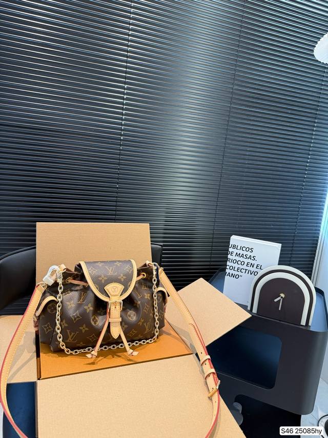 配飞机盒折叠盒子 原版复刻 全钢五金 芯片版本 Lv2025秋冬系列巴黎时装周--这一季的Louis Vuitton真的让人心动，既有秀场上的艺术感，又有日常实