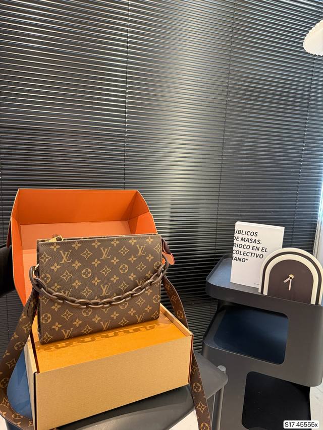 配飞机盒折叠礼盒 Lv洗漱包 新品 多用款 其实包包本身是个洗漱袋化妆包 被拿来用做手包 一般的手包都是扁扁的 但是这款手包底部是宽的 虽说是个手包 但能放很多