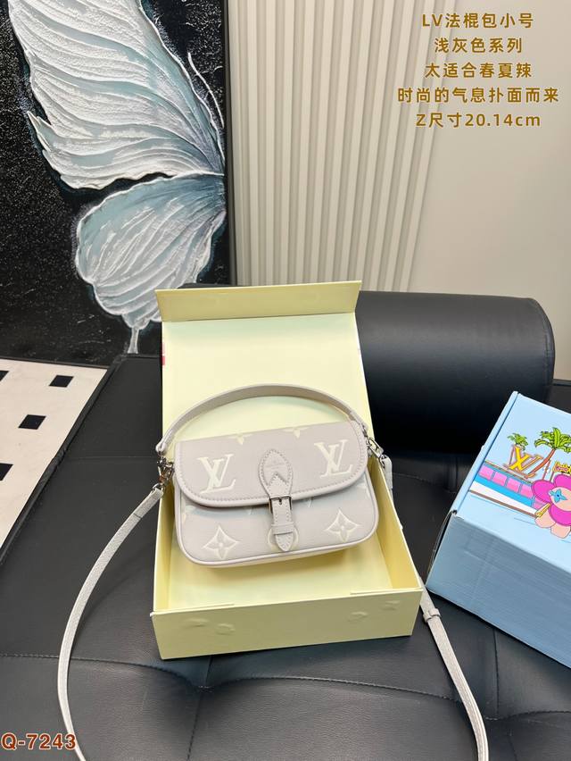 配全套礼盒 Lv 新款法棍包 小号 马卡龙浅灰色系列 上身不会让人失望的好看！太值了 包低调又不失个性 Lv Diane 法棍包上身才知道有多好看约会 逛街 通