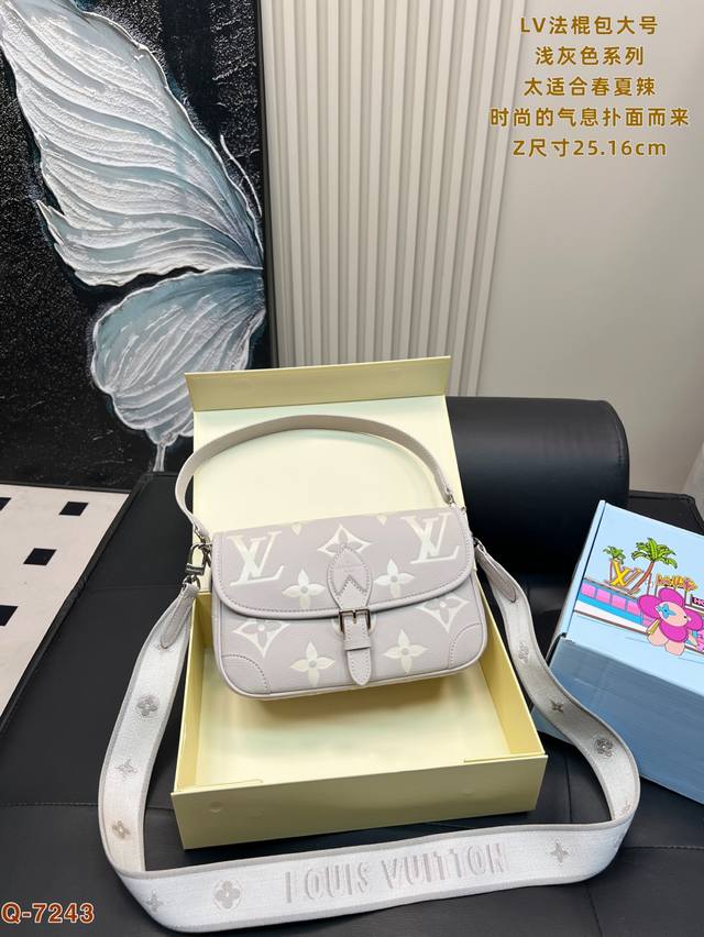 配全套礼盒 Lv 新款法棍包 大号 马卡龙浅灰色系列 上身不会让人失望的好看！太值了 包低调又不失个性 Lv Diane 法棍包上身才知道有多好看约会 逛街 通