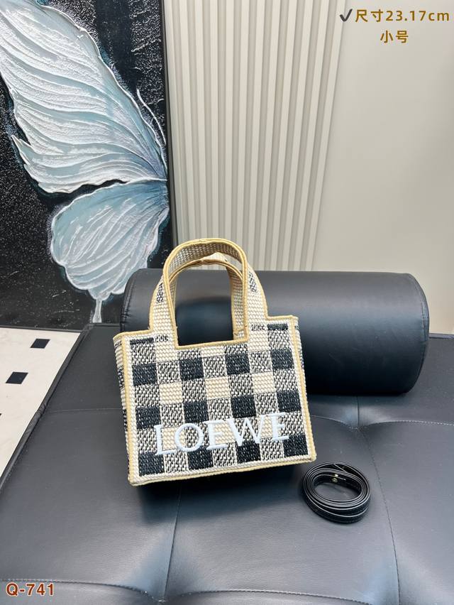 好喜欢这个格子包！适合夏天罗意威Loewe草编包罗意威编织托特包Paulas's 1Biza 夏日海岛系列推出了草编托特包包 巧妙融合了托特的商务之前线条和草编