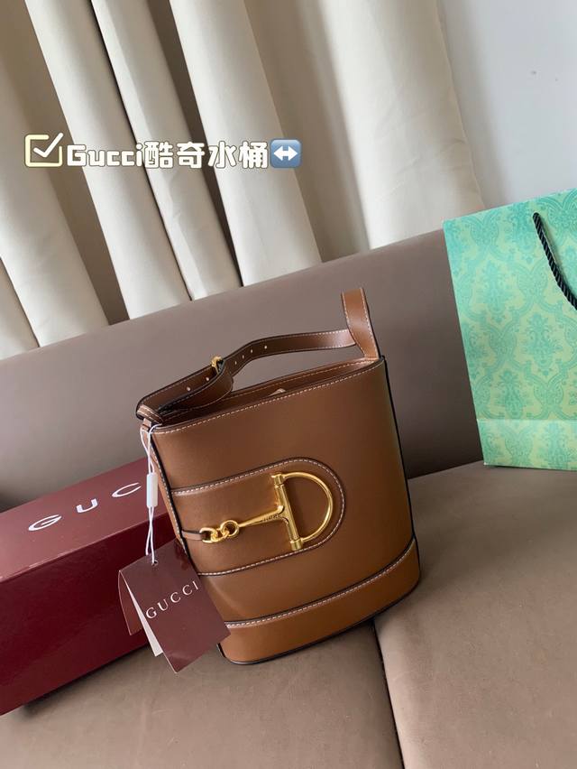 配折叠盒子 Gucci酷奇水桶 时髦到让你开接 颜值高 自重轻 容量很不错 拿放东西太方便了鸭～出门随手拎个水桶包 休闲又有个性 时髦又百搭窗简直不要太太太太好
