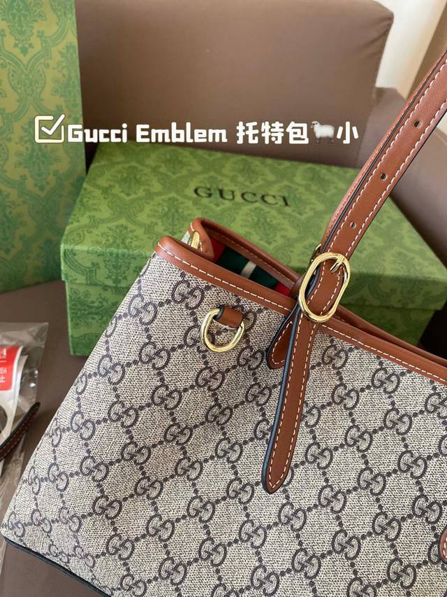 小号 Gucci Emblem 系列 Tote 新品首发收纳党大爱大包有隔层新款的Emblem首发，这是一款比较大的托特，肩带两侧是可以调节的，内衬是经典的Gu