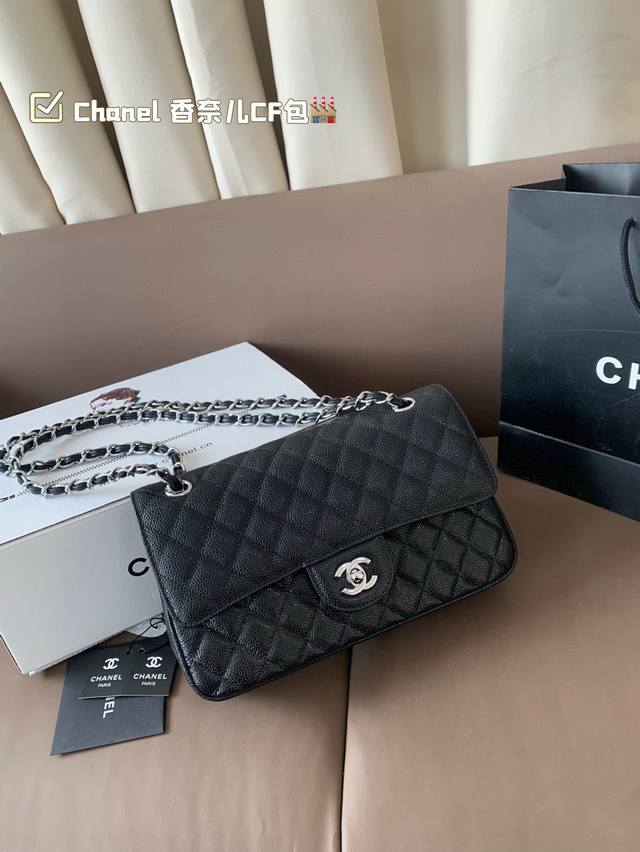 配折叠盒子飞机盒 Chanel 香奈儿Cf包 超火爆时尚单品 高版本纯皮 做工精细 进口五金 让你无论是夏天还是冬天都能背上它出门 是不是性价比超级高 随便凹造
