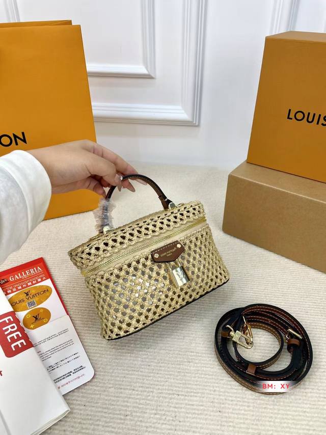 配折叠礼盒 Lv 绝美编织腋下 是背Lv阳光草编包的夏天啦 马上夏至了，来推荐这只草编包 编织和皮革，清爽也文艺，让你也可甜可美。设计也非常实用，容量也大。 同