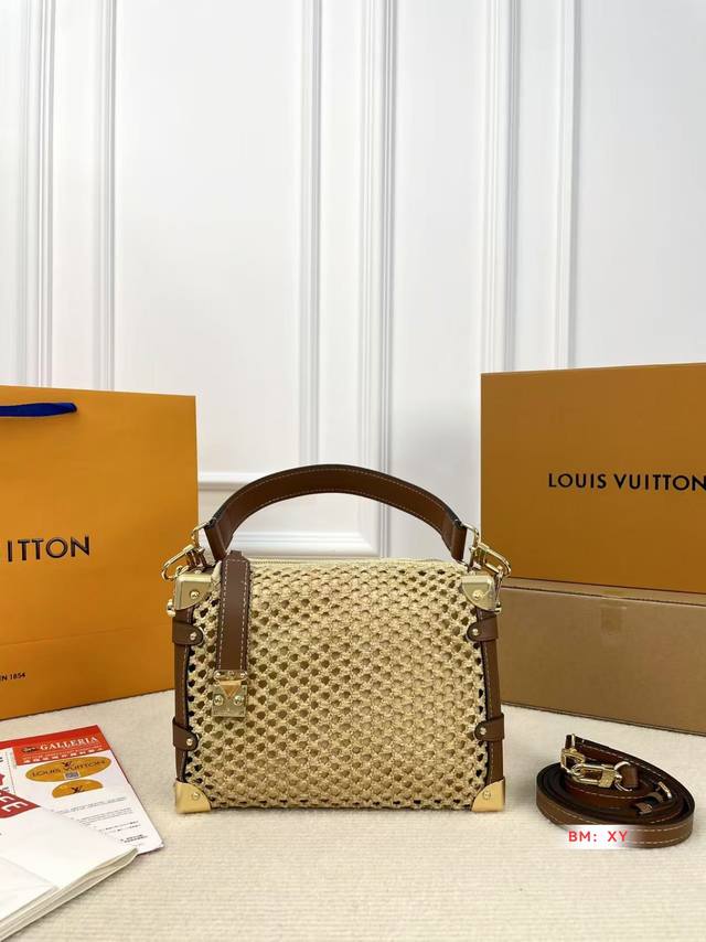配折叠礼盒 Lv 绝美编织腋下 是背Lv阳光草编包的夏天啦 马上夏至了，来推荐这只草编包 编织和皮革，清爽也文艺，让你也可甜可美。设计也非常实用，容量也大。 同