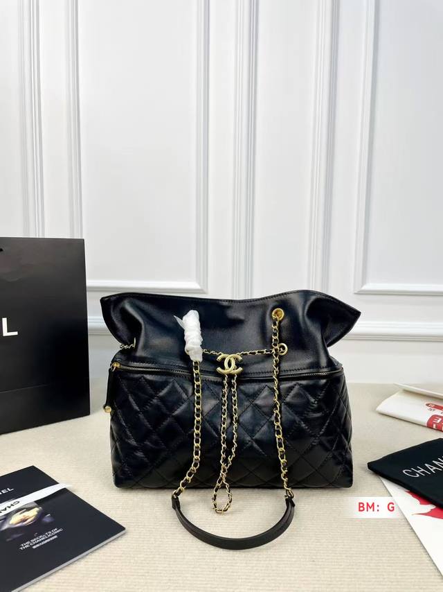 期待己久的香奈儿托特 时尚感十足，实用性也毫不逊色 无论是逛街、学会还是工作，都能成为你的最佳搭档 尺寸：29*26