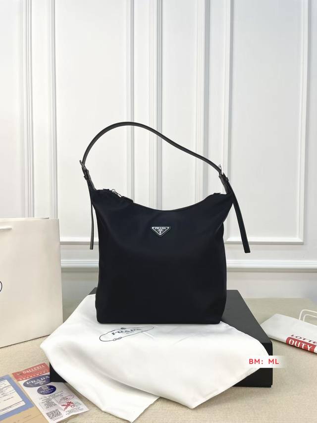 配盒 普拉达 Hobo中古托特包 多了一份随意和简单， 完全的时尚潮流搭配 尺寸：28*32